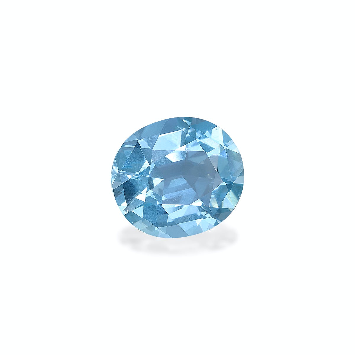 Une Aigue-Marine taille ronde de 4,57 ct de Bonnot Paris scintille sur un fond blanc uni, sa teinte bleue et ses multiples facettes capturant la lumière pour créer un éclat radieux.