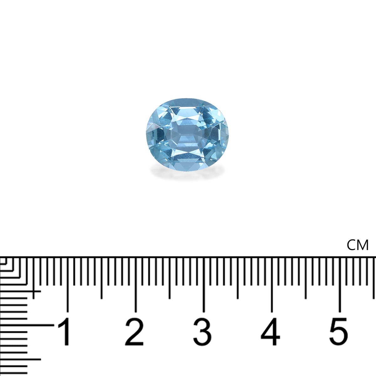 Une exquise Aigue-Marine de 4,57 carats de Bonnot Paris, de taille ovale et aux tons bleus, est présentée au-dessus d'une règle graduée en centimètres pour souligner sa taille. La teinte bleu clair de la pierre facettée se détache sur le fond blanc.