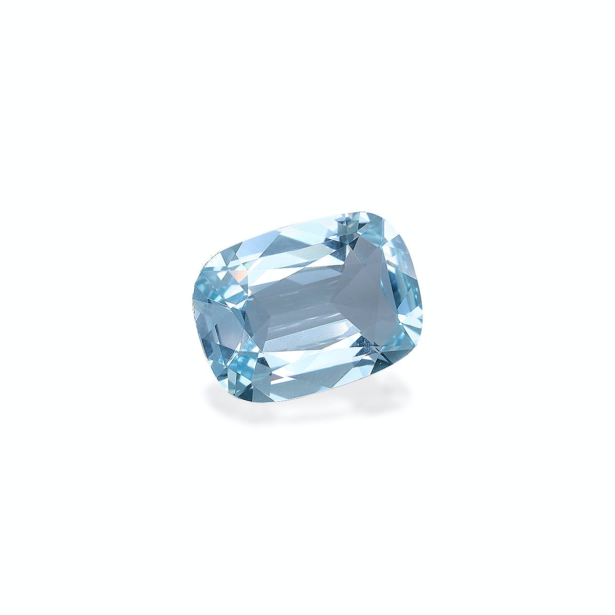 L'Aigue-Marine de 6,61 carats de Bonnot Paris, une pierre rectangulaire bleu clair aux angles arrondis tel un coussin, est sertie sur un fond blanc uni. Ses facettes reflètent la lumière, soulignant sa clarté et son éclat.