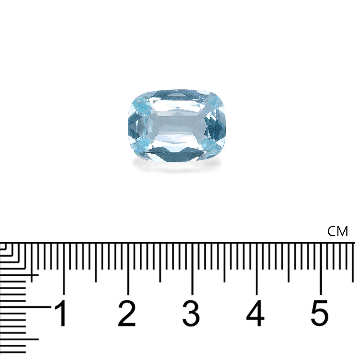 Une pierre précieuse Aigue-Marine bleu clair, taille coussin, de Bonnot Paris, repose sur un fond blanc au-dessus d'une règle métrique, indiquant une largeur d'environ 1,3 cm. Son allure moelleuse renforce son charme.