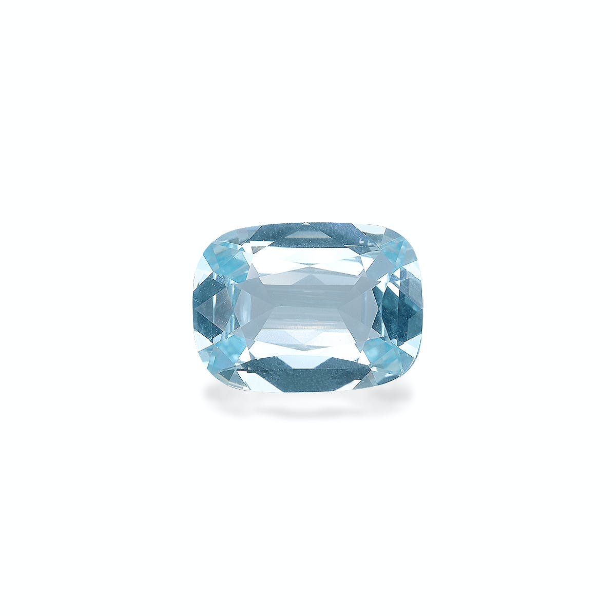 La pierre précieuse Bonnot Paris Aigue-Marine · 6,61 ct, une taille coussin bleu clair aux bords facettés, offre une apparence romantique car elle reflète magnifiquement la lumière sur un fond blanc uni.