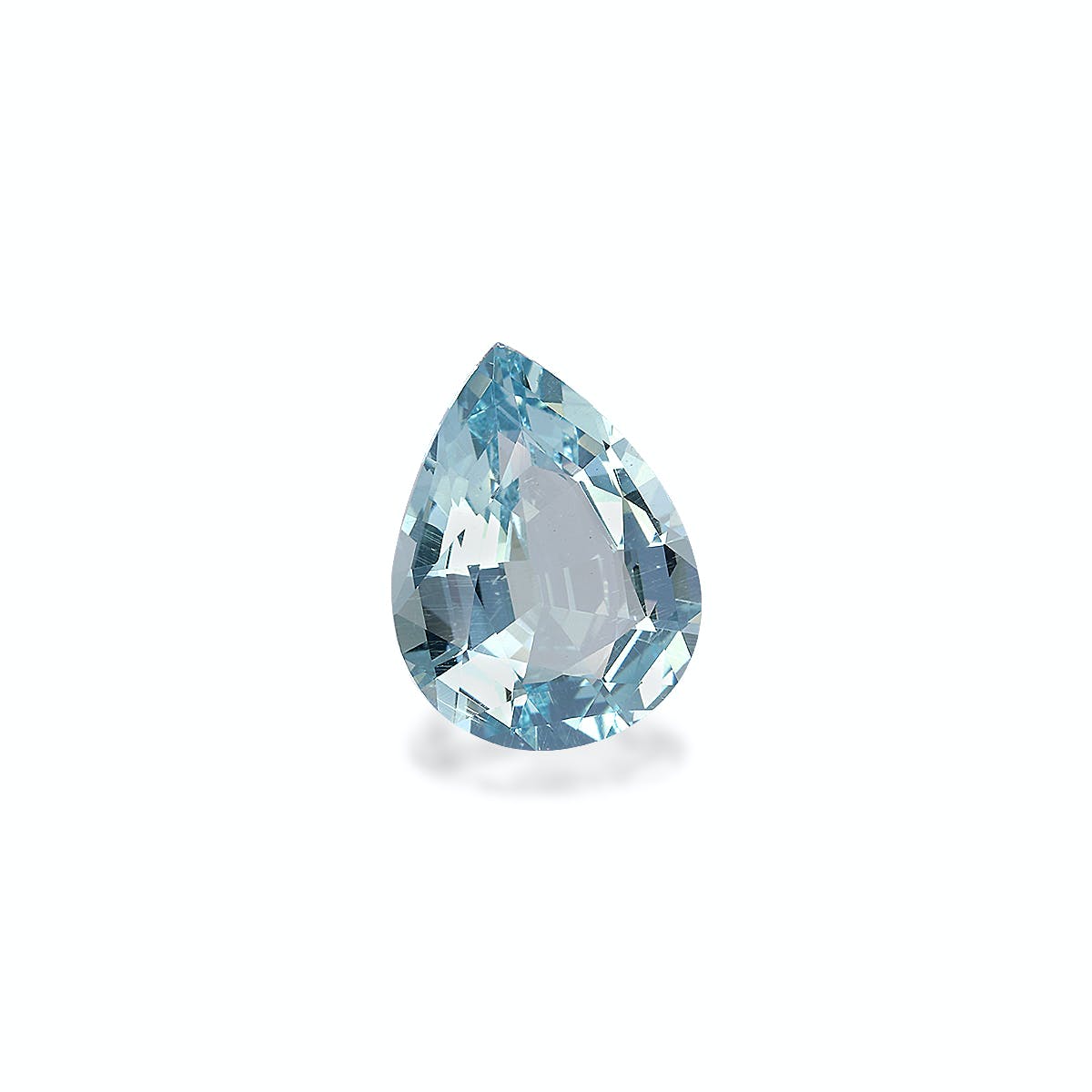 Bonnot Paris présente la superbe pierre précieuse Aigue-Marine de 7,38 ct, une merveille en forme de poire aux multiples facettes qui reflètent de manière éblouissante la lumière sur un fond blanc uni.