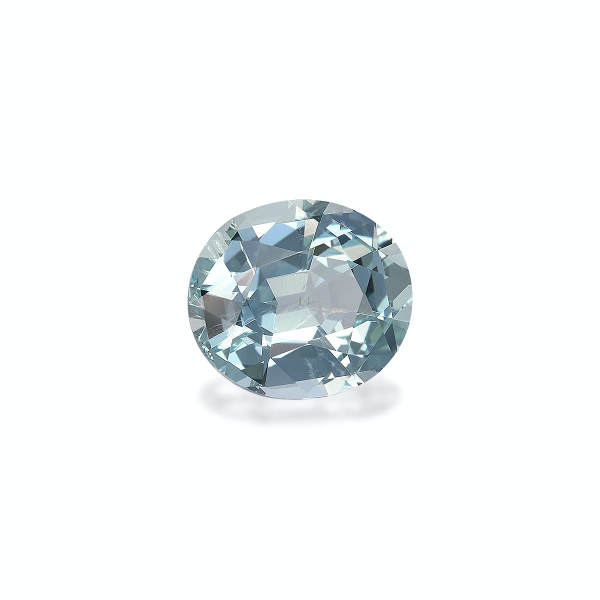 Une Aigue-Marine de 5,32 carats signée Bonnot Paris, taille brillant et d'un bleu transparent, est présentée sur un fond blanc uni. Ses facettes reflètent la lumière pour créer un effet scintillant, laissant apparaître une douce ombre.