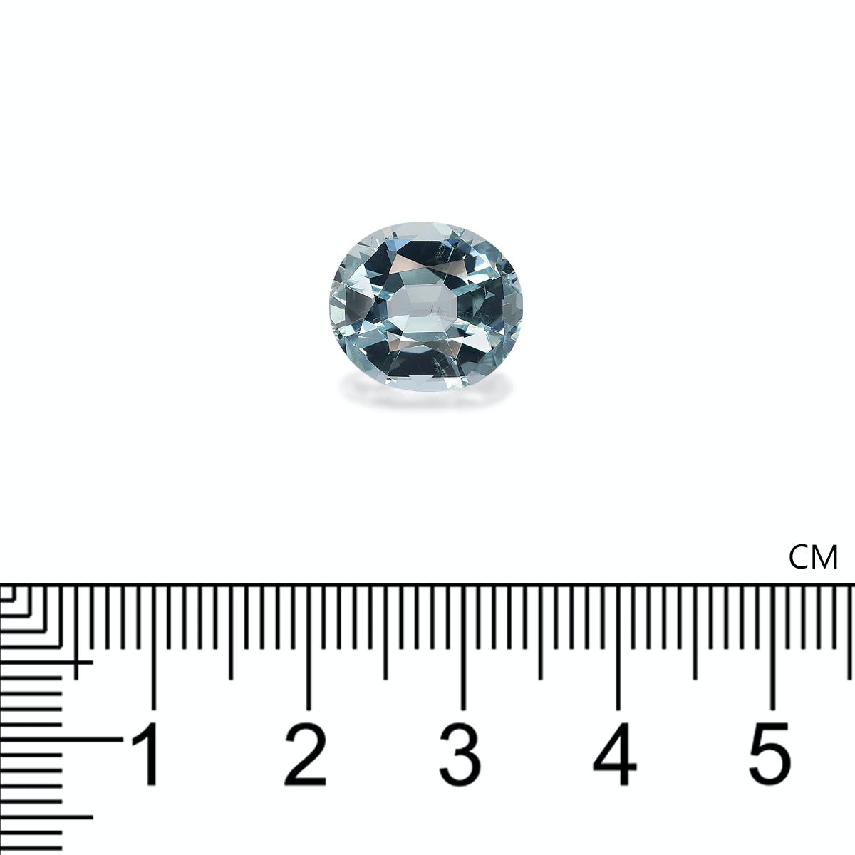 Une pierre précieuse taillée ovale de petite taille, Aigue-Marine de Bonnot Paris, de 5,32 ct, brille au-dessus d'une règle métrique sur fond blanc, mesurant un peu moins de 1 cm de longueur.