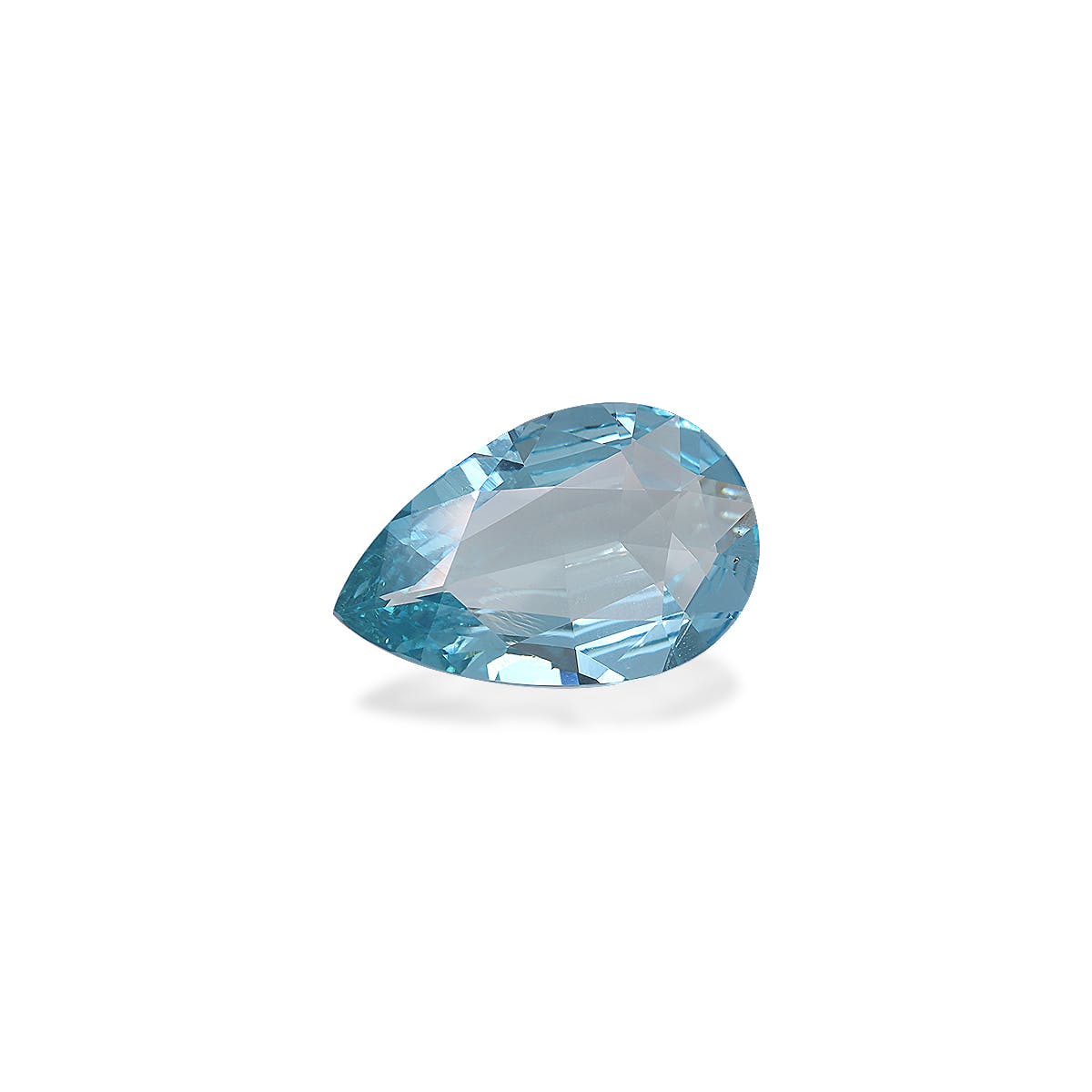 L'Aigue-Marine de 6,21 carats de Bonnot Paris est une pierre précieuse bleue translucide et sophistiquée, délicatement taillée en forme de goutte. Ses facettes captent élégamment la lumière sur un fond blanc immaculé.