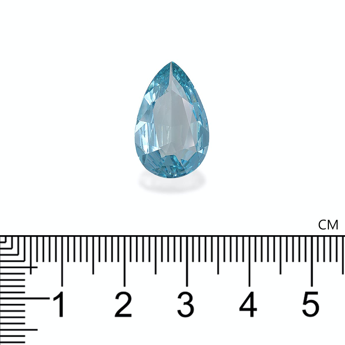Une pierre précieuse aigue-marine en forme de poire de 6,21 ct de Bonnot Paris orne une surface claire, dégageant une sophistication avec sa teinte bleue, tandis qu'une règle centimétrique montre que sa silhouette mesure un peu plus de 1 cm de long.