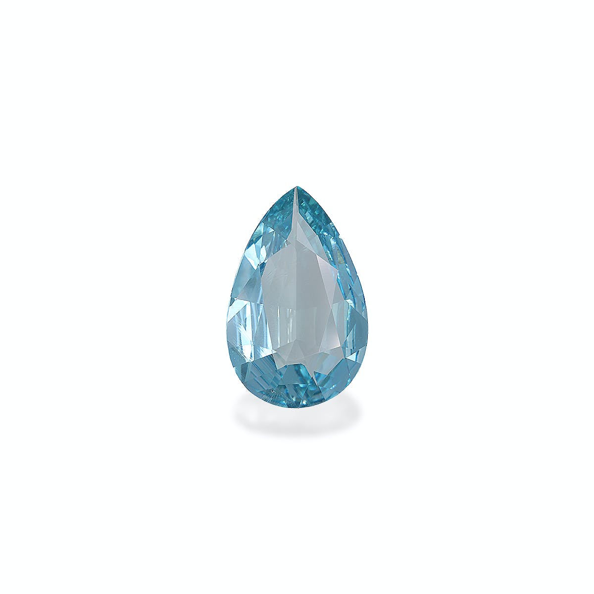 L'Aigue-Marine · 6,21 ct de Bonnot Paris, avec sa silhouette en forme de larme, rayonne de sophistication tandis que ses facettes bleues captivent la lumière sur un simple fond blanc.