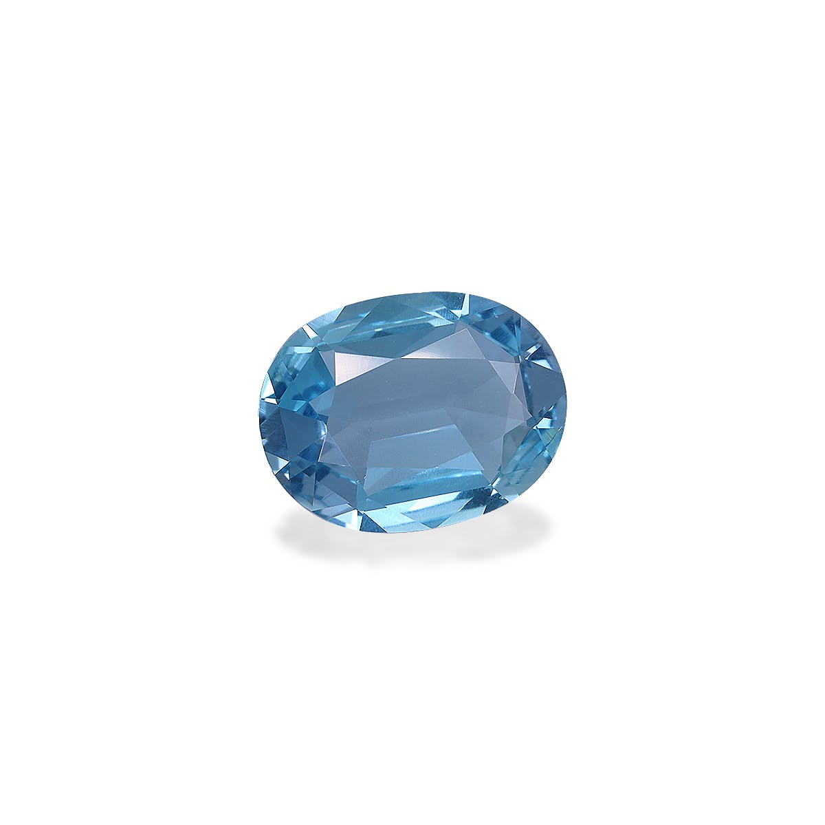 Une Aigue-Marine de 1,66 ct de Bonnot Paris, polie en forme ovale avec une surface facettée, reflète magnifiquement la lumière et projette une ombre délicate sur un fond blanc.