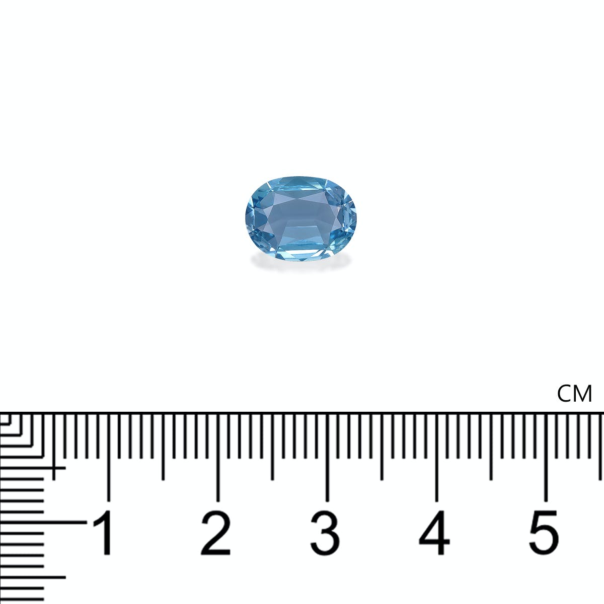L'Aigue-Marine de 1,66 carat de Bonnot Paris est magnifiquement présentée sur un fond blanc, avec sa forme ovale et sa couleur bleu vif. Une règle graduée en centimètres en dessous donne l'échelle et met en valeur les détails raffinés de la pierre.