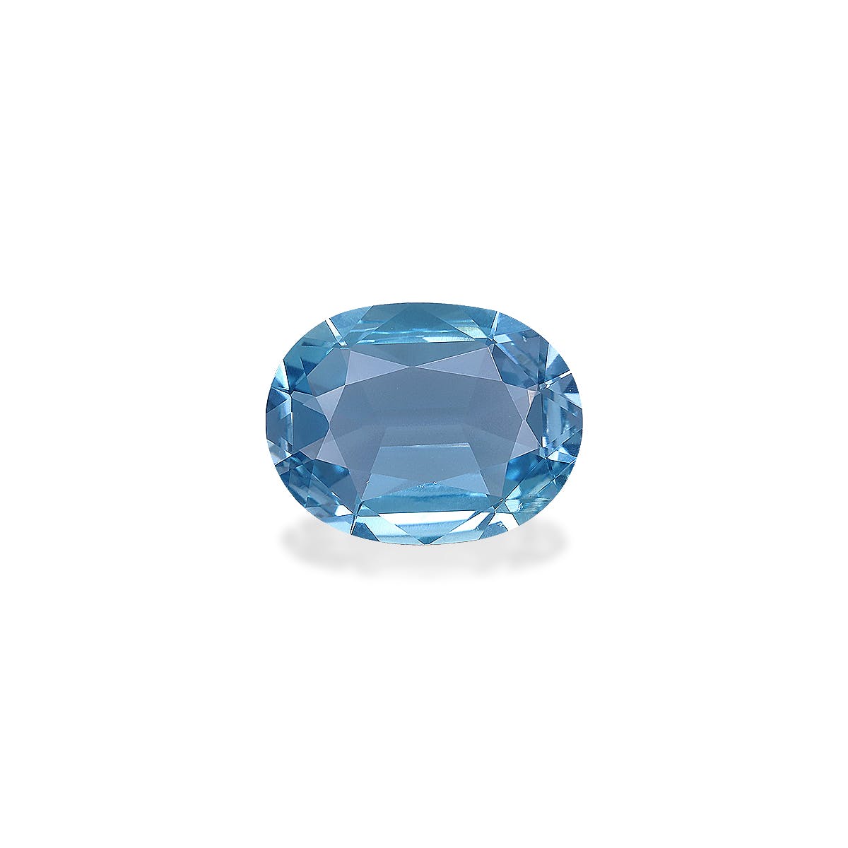 L'étincelante Aigue-Marine · 1,66 ct de Bonnot Paris éblouit par sa coupe ovale exquise, reflétant magnifiquement la lumière sur un fond blanc uni.
