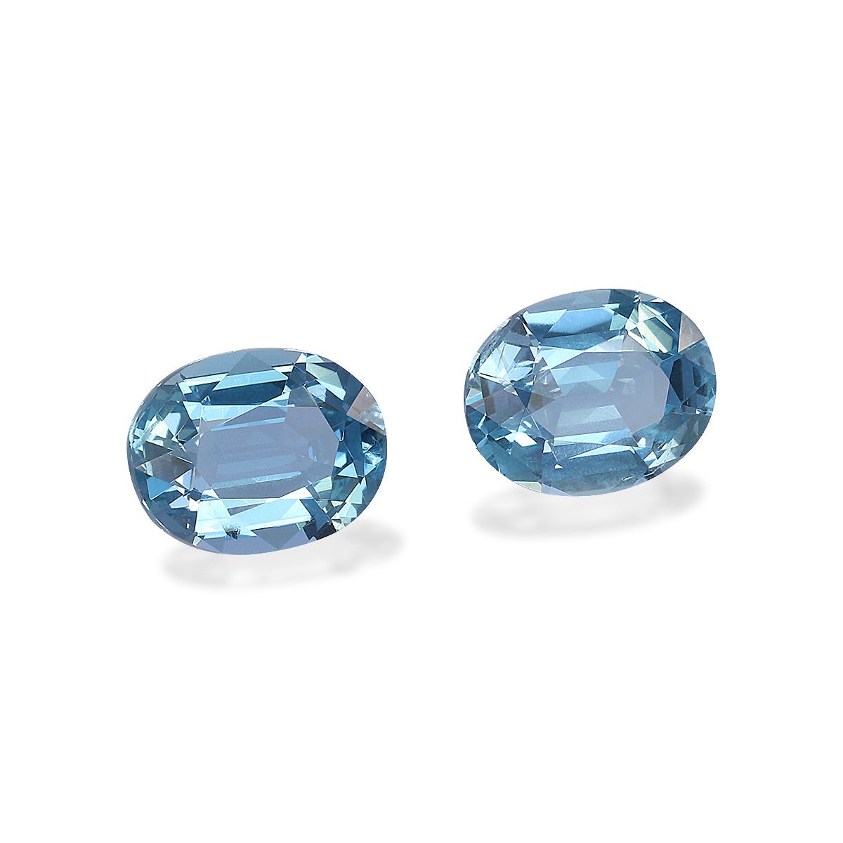 Les pierres précieuses Aigue-Marine Bonnot Paris, totalisant 1,64 ct et présentant une taille ovale qui rehausse leur éclat, sont présentées sur un fond blanc pour mettre en valeur leur clarté et leur couleur vibrante.