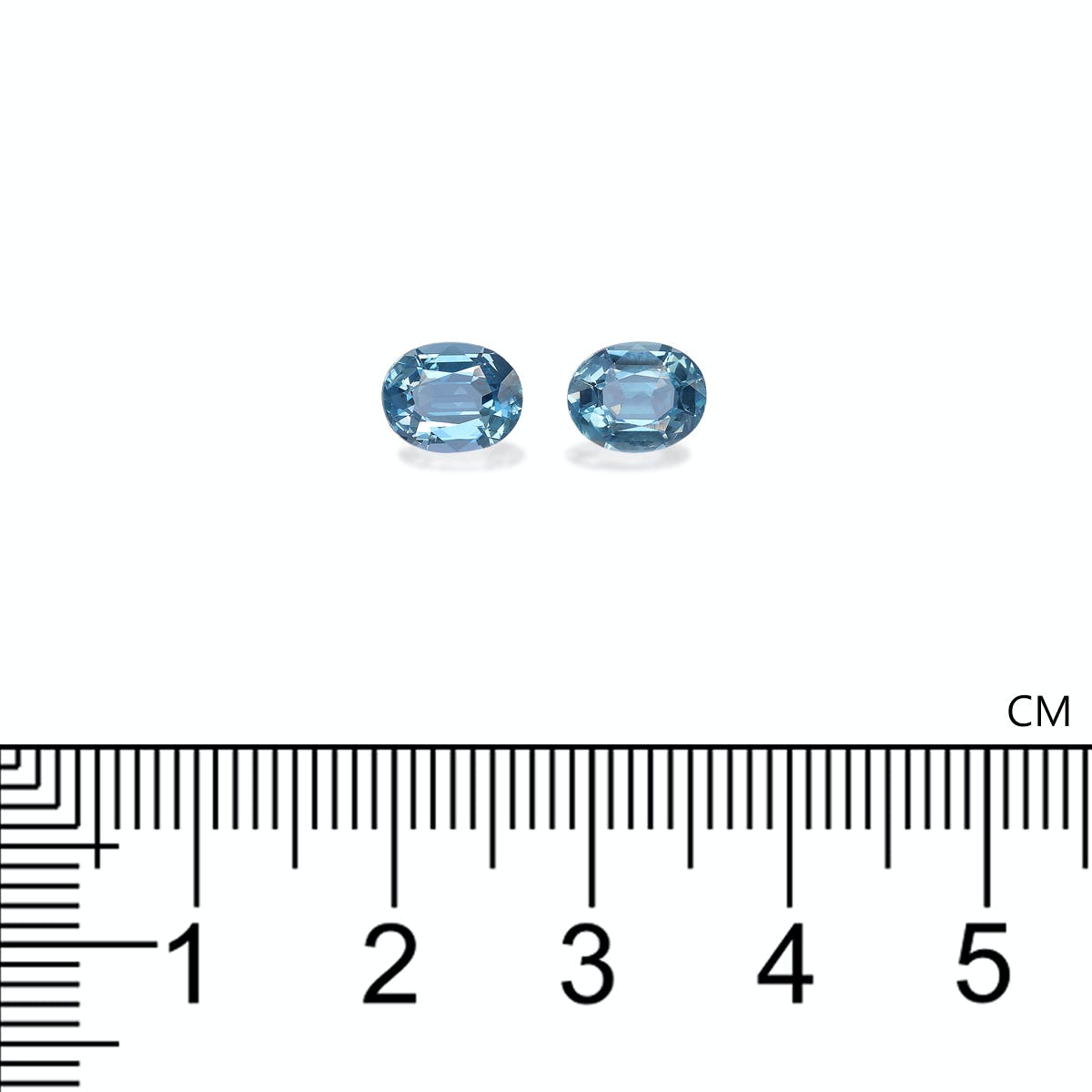 Deux exquises pierres précieuses d'Aigue-Marine (1,64 ct, Bonnot Paris), taillées dans une superbe coupe ovale, reposent côte à côte sur un fond uni, accompagnées d'une règle centimétrique indiquant les mesures de 0 à 5.