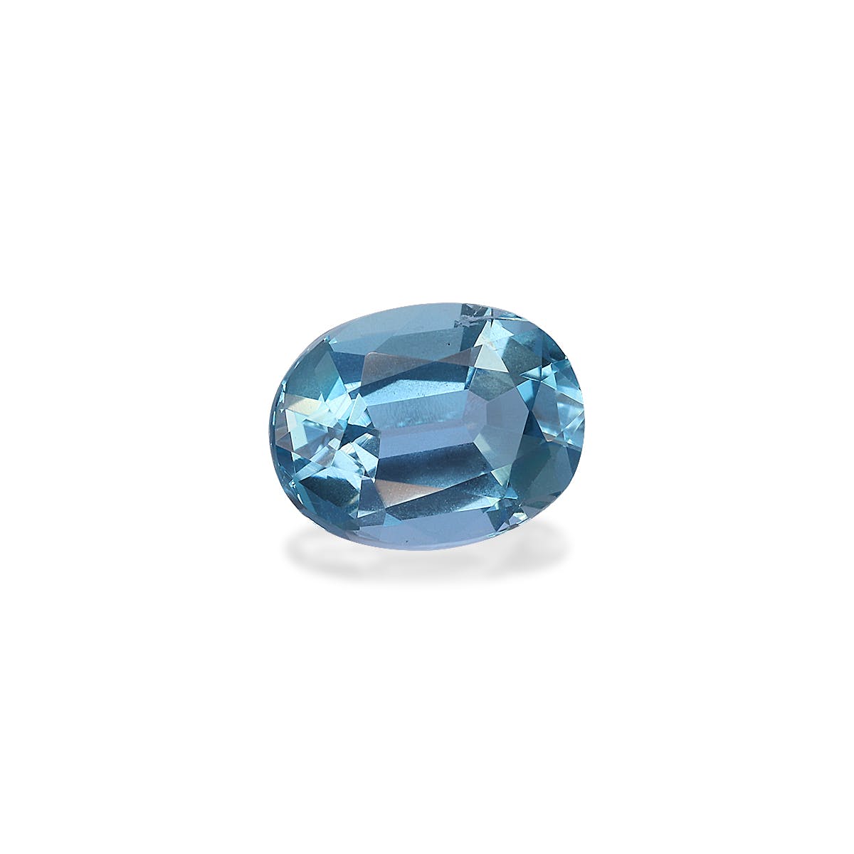 Une vue détaillée de l'Aigue-Marine · 1,08 ct de Bonnot Paris révèle ses nuances célestes sur un fond blanc uni, avec des reflets mettant en valeur sa taille et sa clarté exquises.