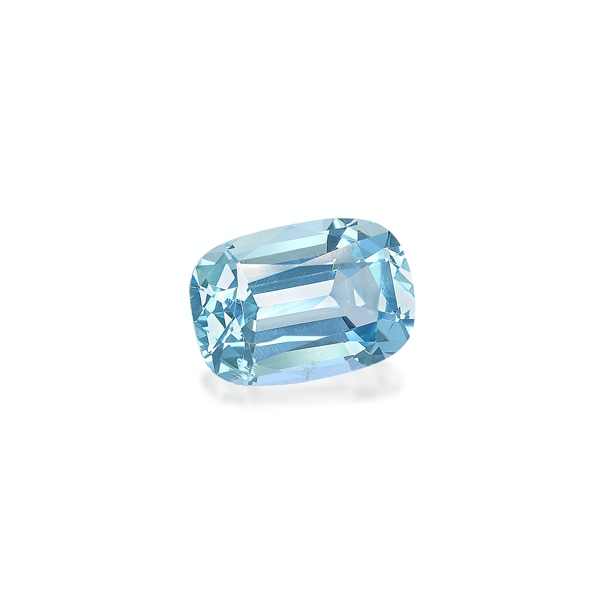 L'« Aigue-Marine · 5,15 ct » de Bonnot Paris scintille sur un fond blanc uni, rayonnant d'une allure romantique grâce à sa taille coussin, sa surface facettée et sa qualité translucide.