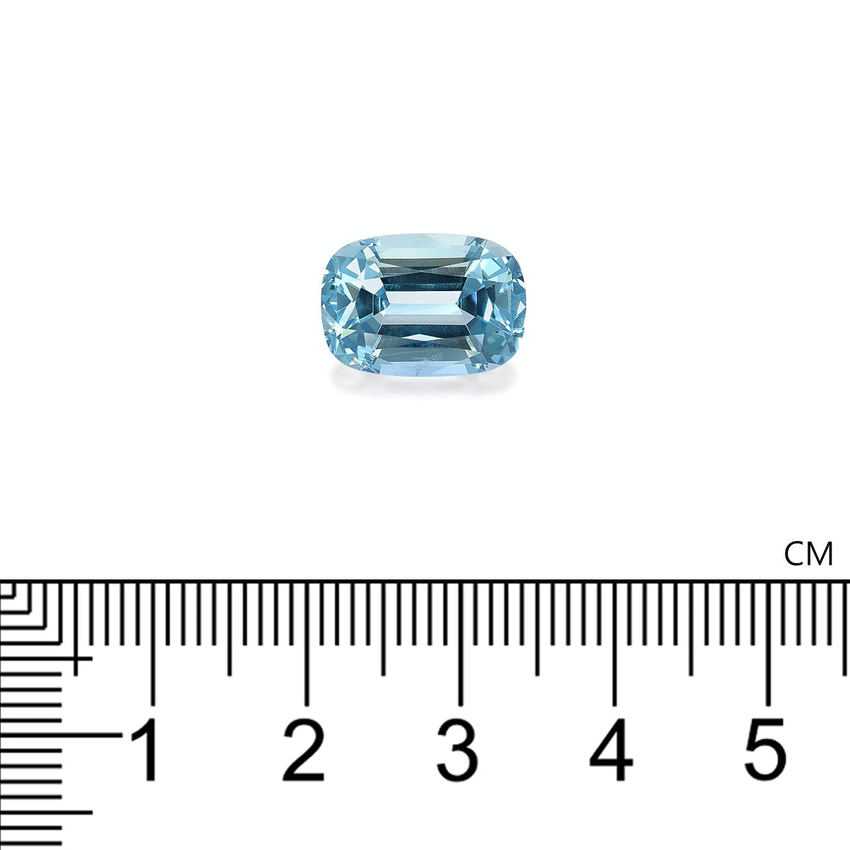 Une Aigue-Marine rectangulaire facettée de 5,15 carats de Bonnot Paris est placée à côté d'une règle centimétrique mesurant environ 1,2 cm. Cette pierre présente une taille intemporelle et une transparence remarquable grâce à un motif symétrique de réflexion de la lumière.