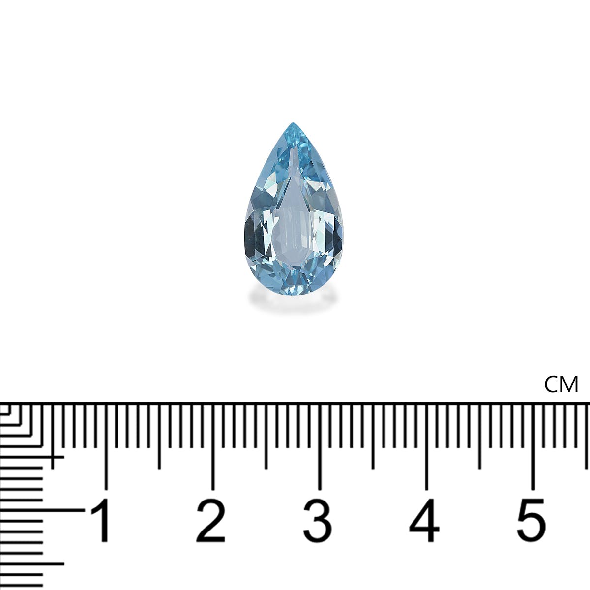 L'élégante silhouette en forme de larme de l'Aigue-Marine · 4,22 ct de Bonnot Paris se détache sur un fond blanc immaculé, avec une échelle en dessous indiquant sa longueur impressionnante d'un peu plus de 1 cm.