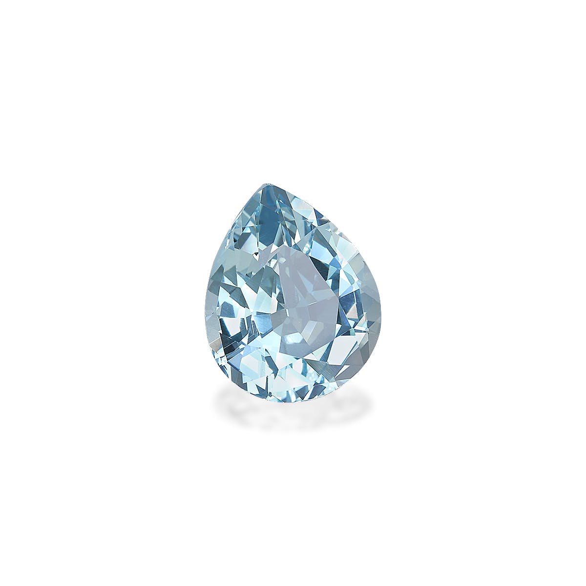 La pierre d'aigue-marine de 3,85 carats de Bonnot Paris, élégamment taillée en poire et facettée, repose sur un fond blanc. Sa coupe polyvalente sophistiquée présente des tailles complexes qui reflètent la lumière, lui conférant une allure étincelante.