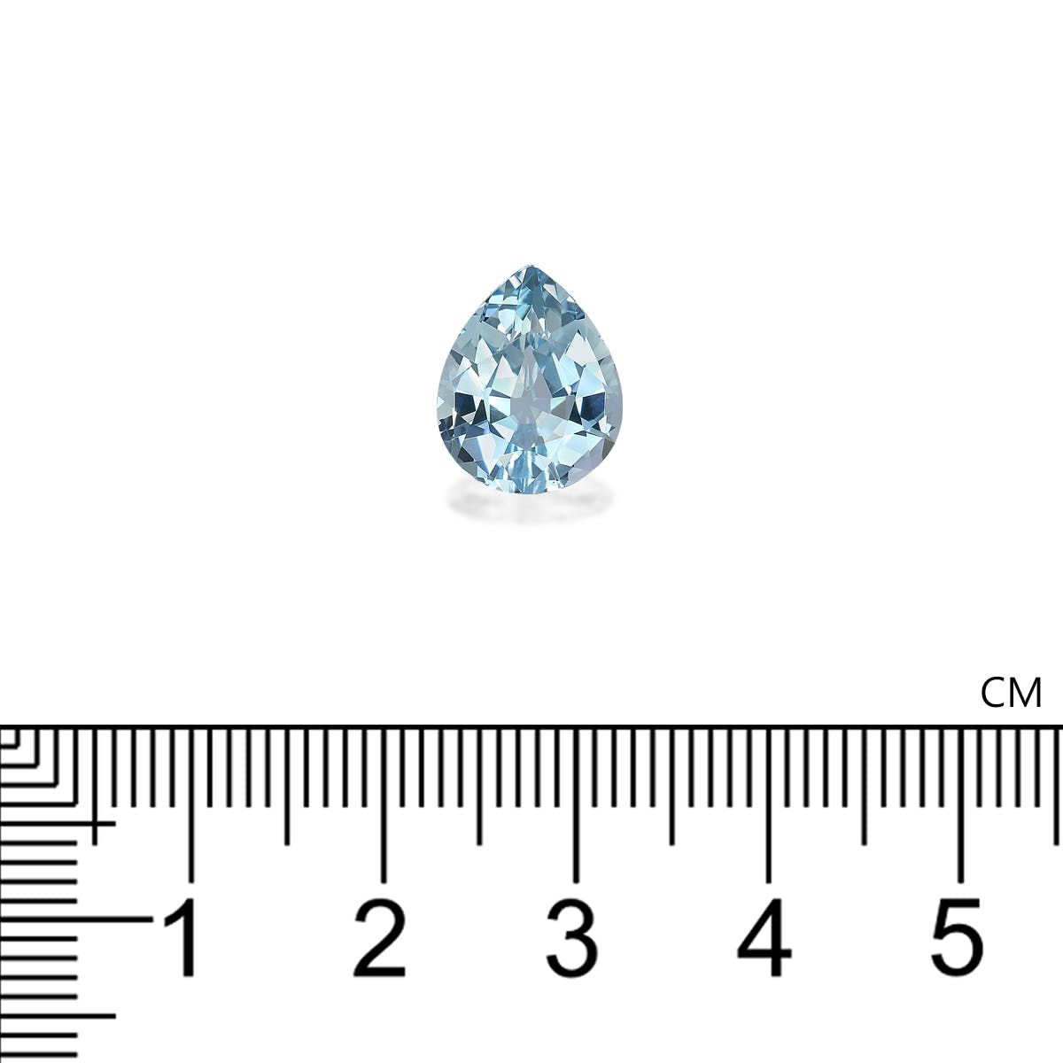 L'Aigue-Marine de 3,85 carats de Bonnot Paris, une petite pierre précieuse en forme de poire, repose élégamment sur une surface blanche. En dessous, une règle métrique souligne sa longueur sophistiquée de 1 cm.