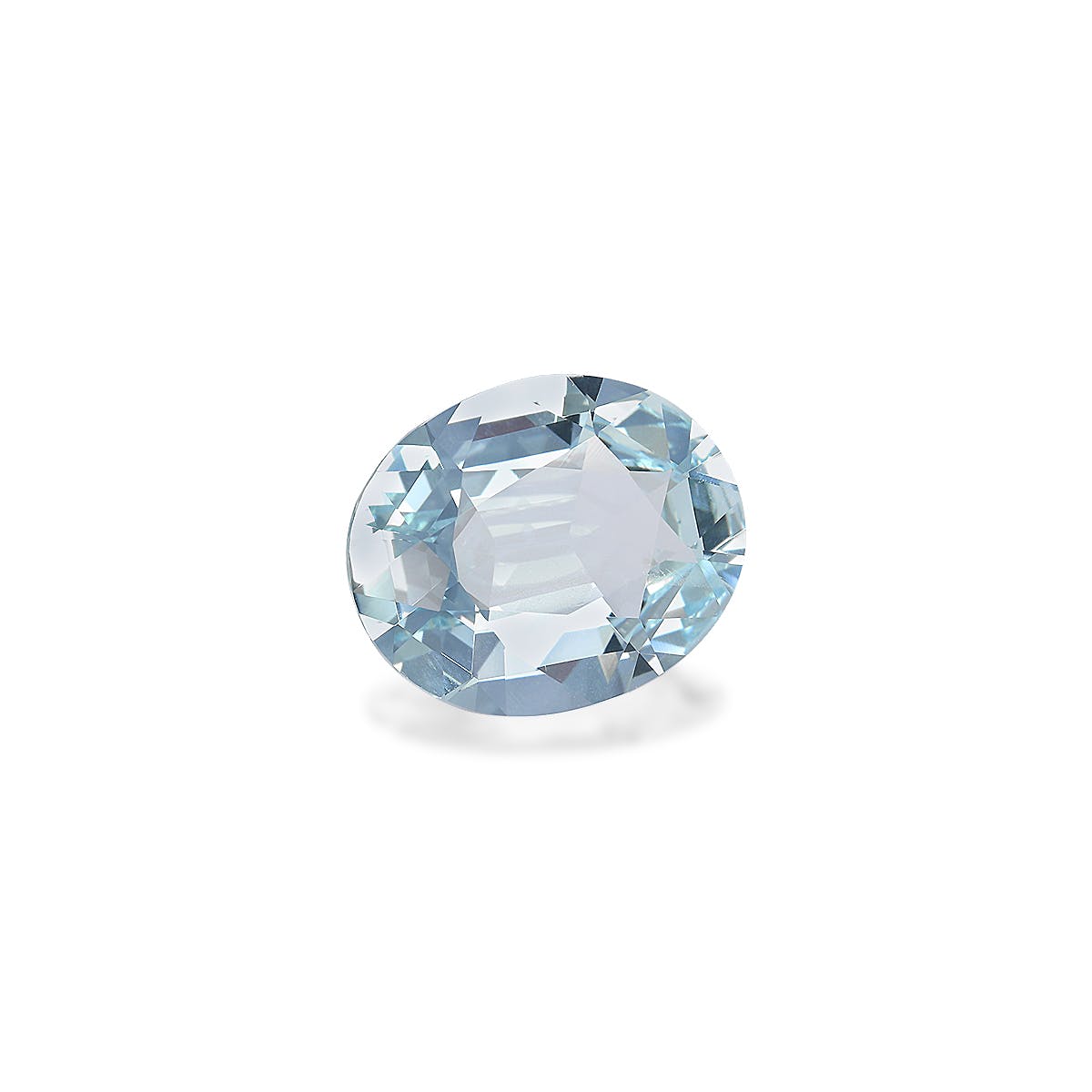 L'Aigue-Marine 5,23ct de Bonnot Paris est une pierre précieuse ovale d'un ton bleu clair et de tailles facettées qui reflètent magnifiquement la lumière, sertie sur un fond blanc uni pour mettre en valeur sa clarté et sa brillance.