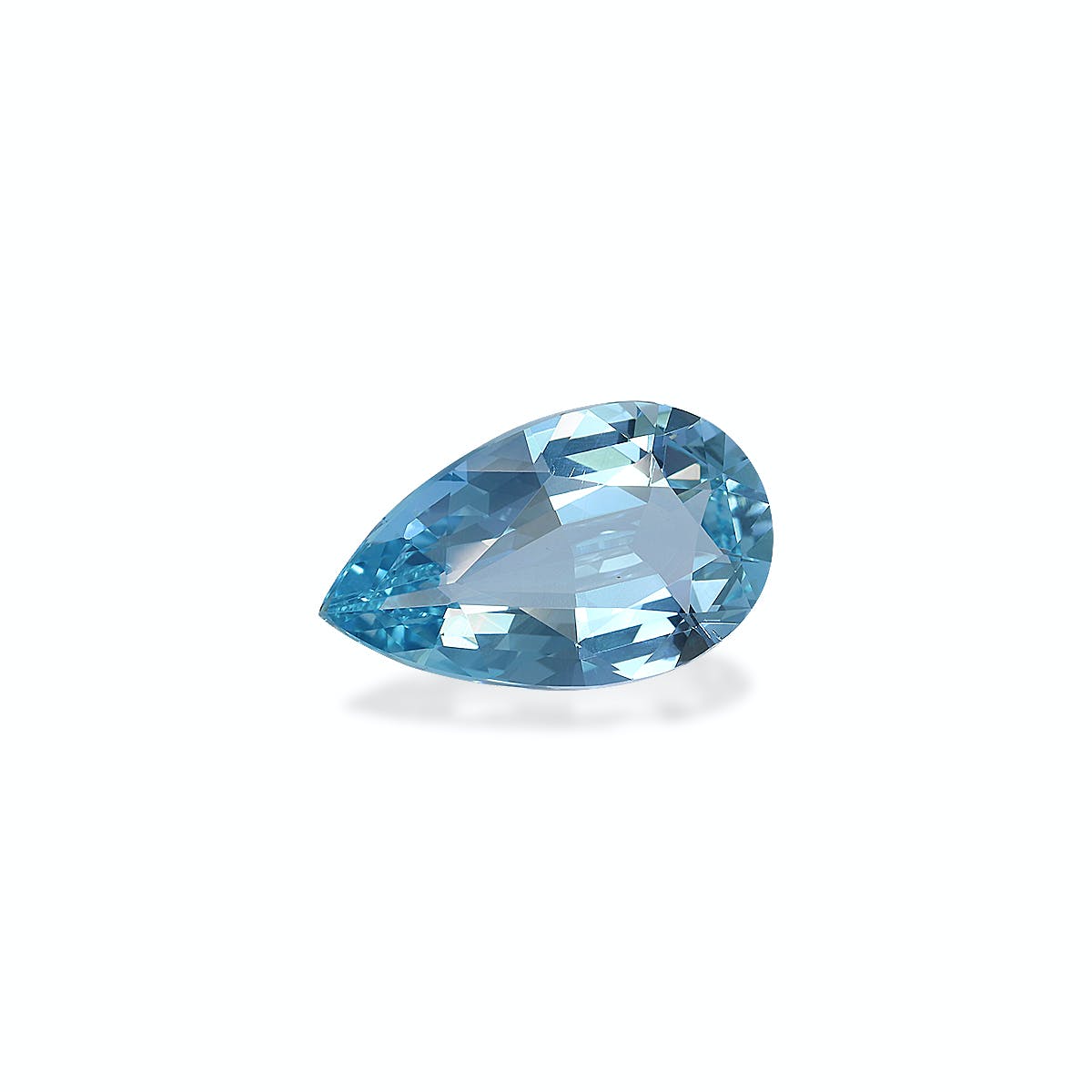 La pierre précieuse Aigue-Marine · 6,25 carats de Bonnot Paris, en forme de poire et facettée, scintille lorsque la lumière se reflète sur sa surface, élégamment sertie sur un fond blanc uni.