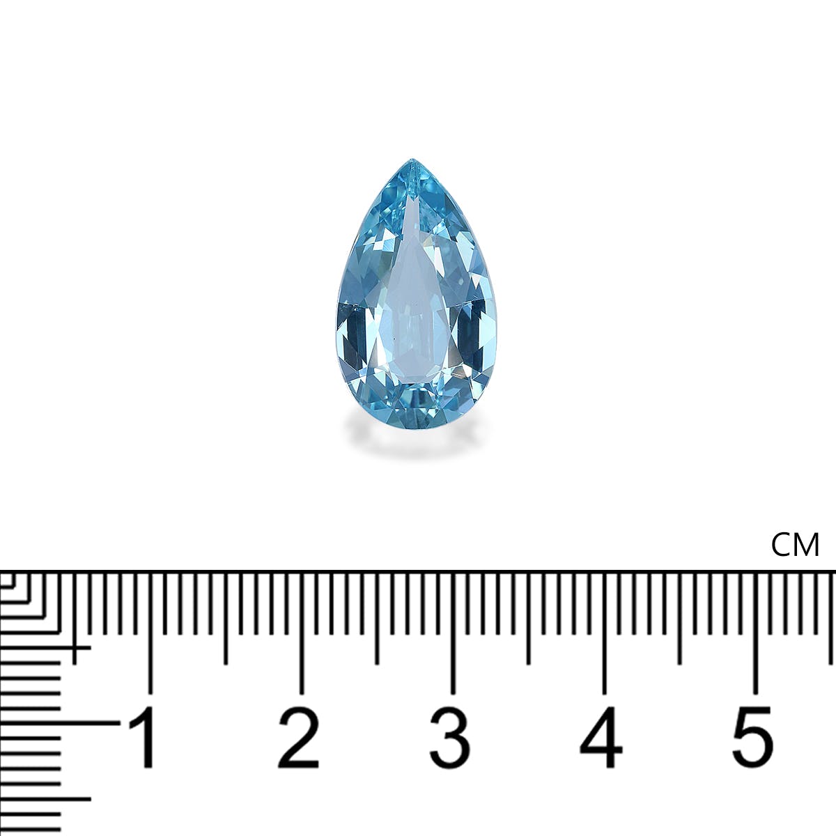 Une pierre précieuse d'aigue-marine de 6,25 carats de Bonnot Paris est présentée à côté d'une règle graduée en centimètres, mettant en valeur sa forme élégante de larme de 2 centimètres sur un fond blanc éclatant.