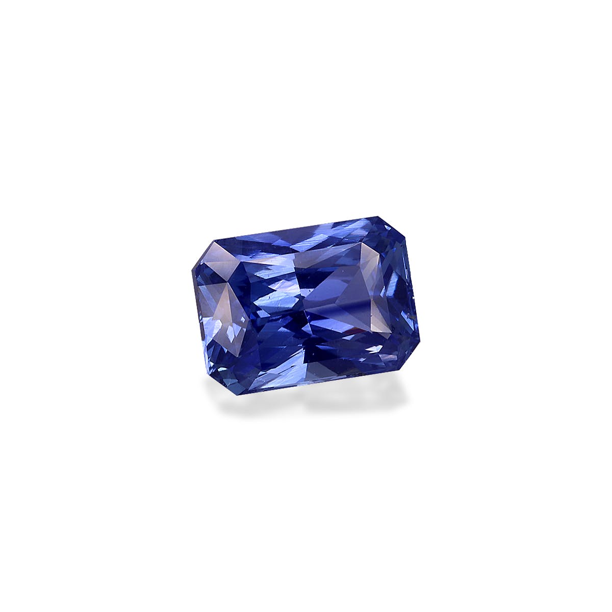 Le Saphir Bleu 4,13ct de Bonnot Paris, doté d'une taille rectangulaire à motifs facettés, se détache sur un fond blanc uni.