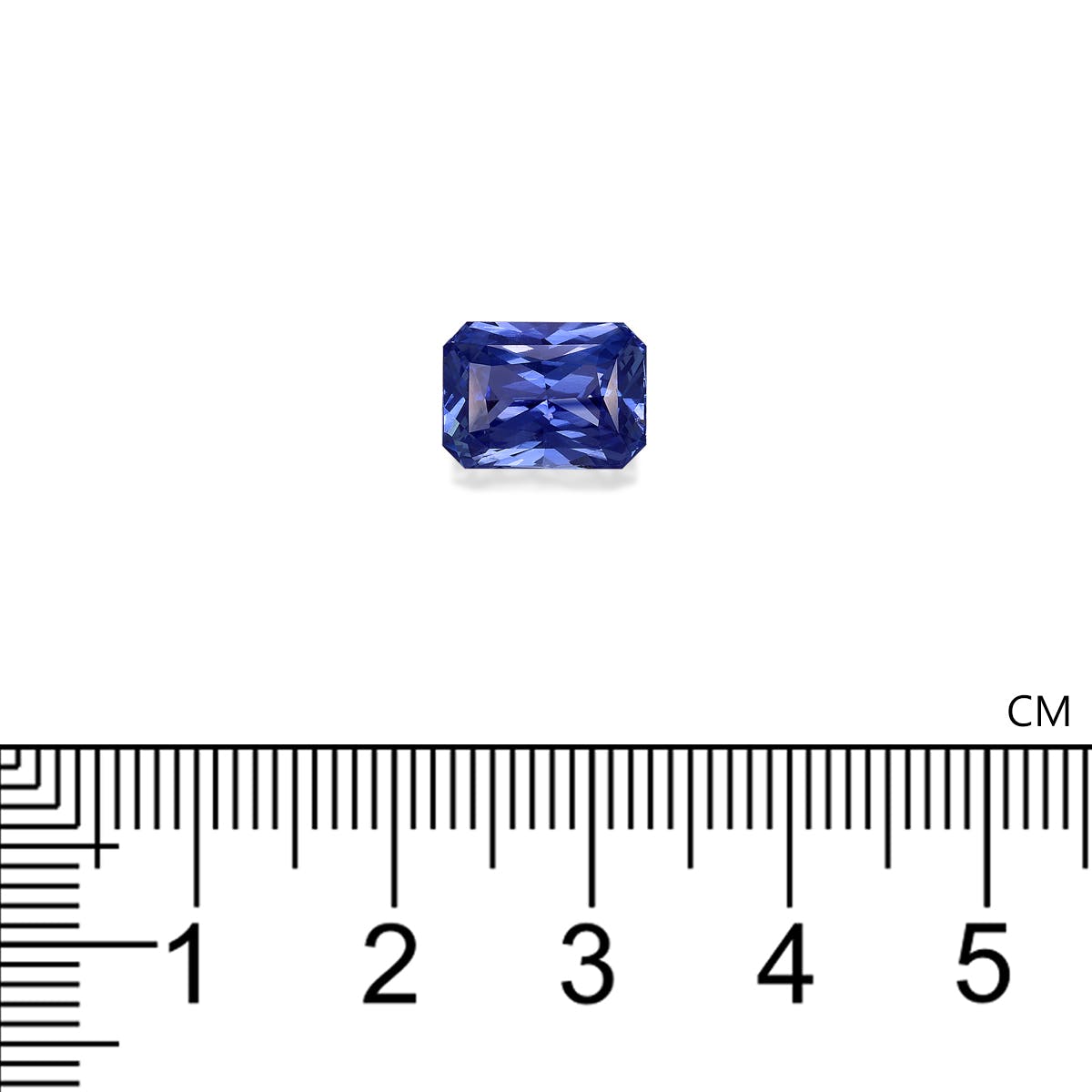 Le Saphir Bleu · 4,13 ct de Bonnot Paris, une pierre précieuse bleue rectangulaire, est sertie sur un fond blanc avec une règle en dessous indiquant sa largeur à environ 1,5 cm.