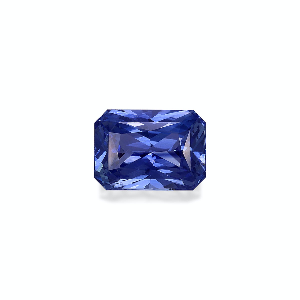 Le Saphir Bleu · 4,13 ct de Bonnot Paris est une pierre précieuse rectangulaire facettée d'une riche couleur bleue sur un fond clair uni, mettant en valeur son effet scintillant et sa clarté vibrante.
