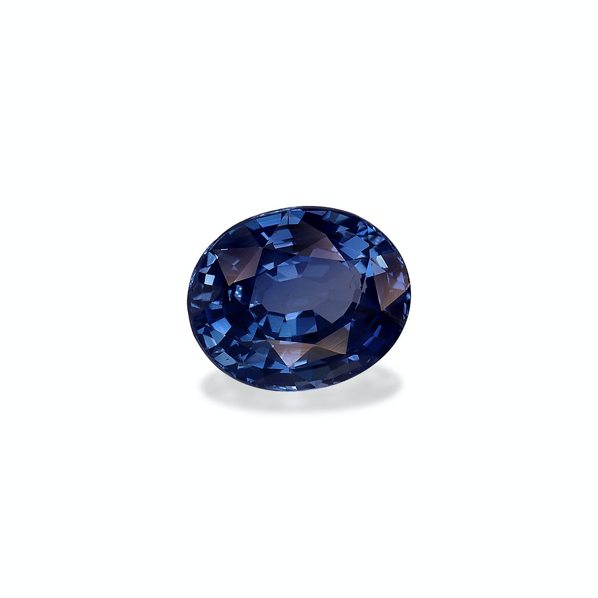 Le Saphir Bleu · 2,04 ct de Bonnot Paris est une pierre précieuse bleu profond de forme ovale avec des facettes réfléchissant la lumière sur un fond blanc uni.