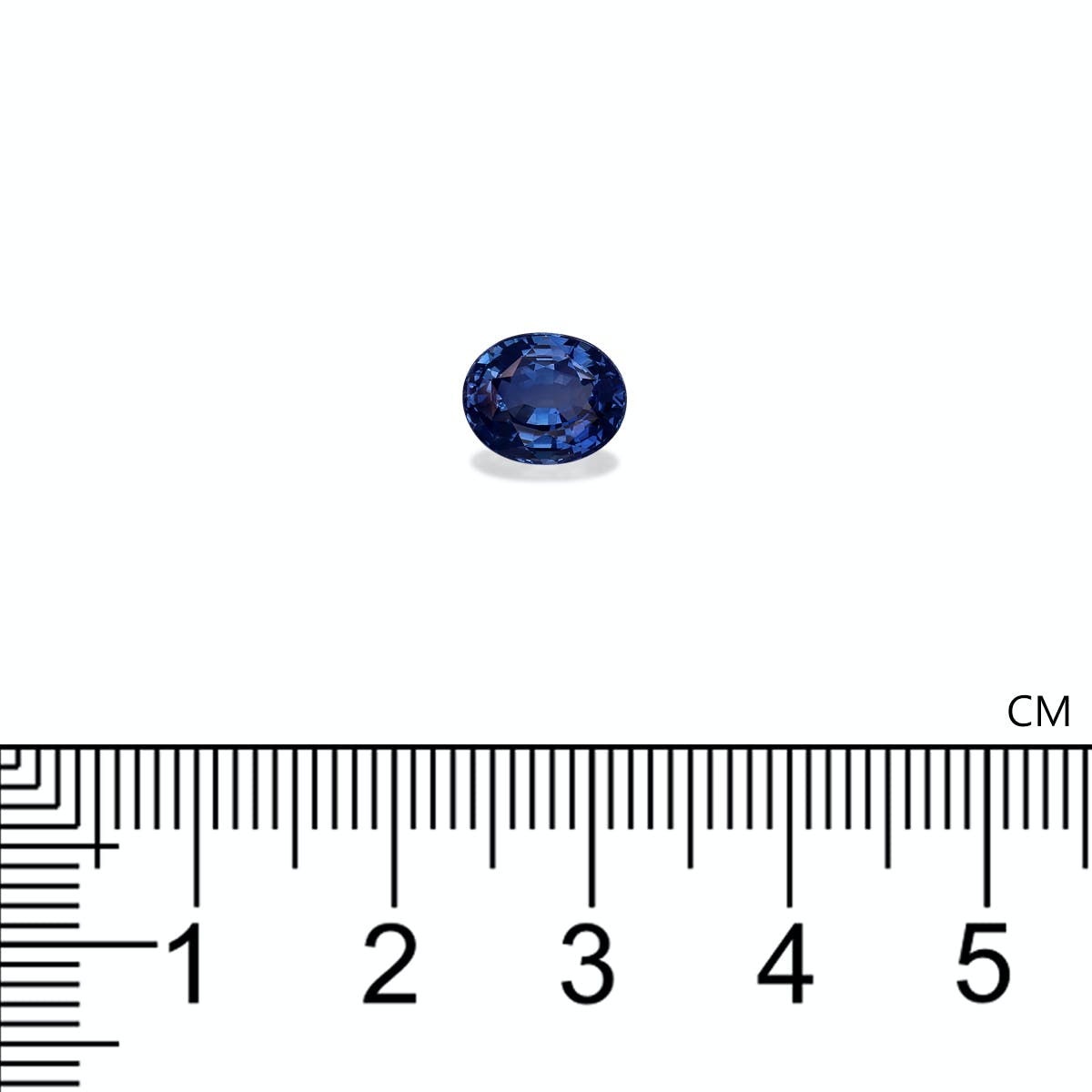 La pierre précieuse Saphir Bleu Bonnot Paris de 2,04 ct, de petite taille et de forme ovale, est présentée sur fond blanc. Une règle graduée en centimètres indique une longueur d'un peu plus d'1 cm.