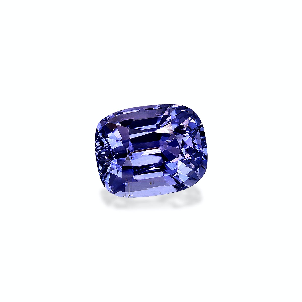 Une pierre précieuse Saphir Bleu taille coussin rectangulaire · 5,19 ct de Bonnot Paris, avec des surfaces facettées, scintille de manière vibrante sur un fond clair, créant un effet chatoyant.