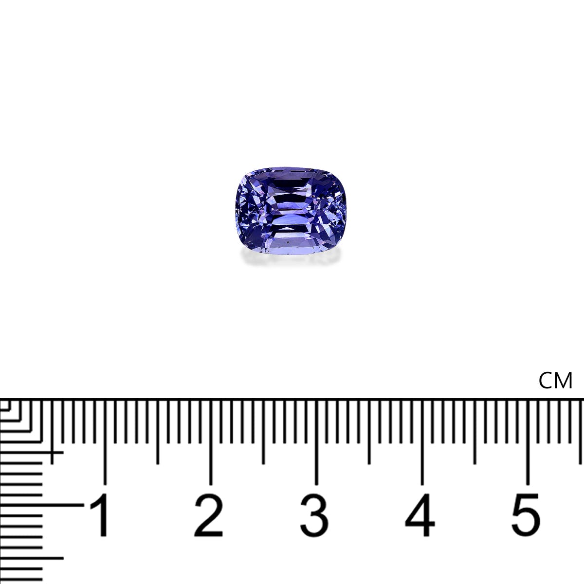 Une pierre précieuse bleue rectangulaire facettée de Bonnot Paris repose sur un fond blanc. Mesurée à la règle, elle mesure un peu plus de 1 cm. Voici le Saphir Bleu · 5,19 carats.