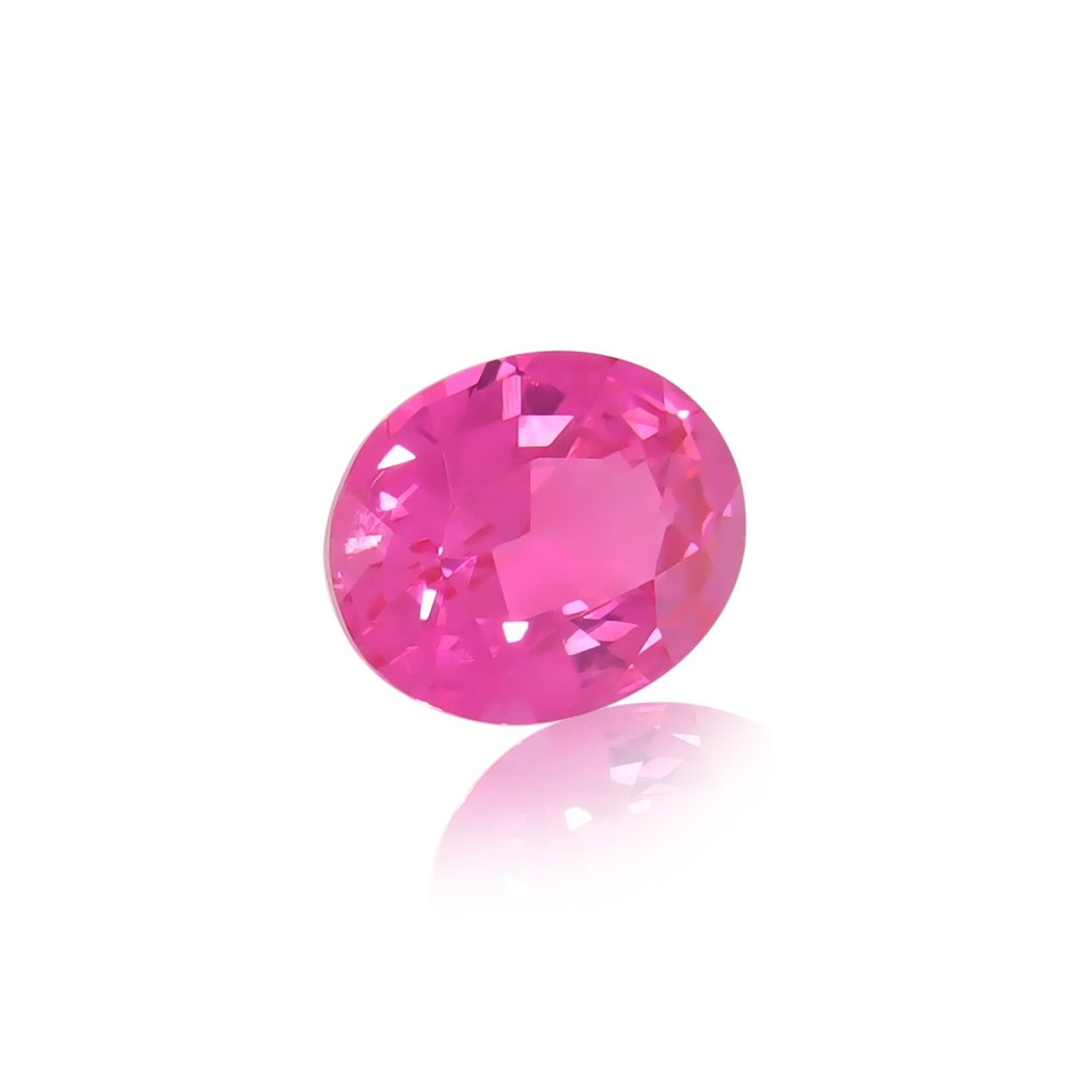 Ce spinelle Mahenge rose vif de Nascendi Paris, d'un poids de 1,59 ct, est une pierre ovale dont la surface facettée reflète de multiples nuances de rose. Sertie sur fond blanc, elle projette un reflet subtil et illustre des créations de bijoux uniques.