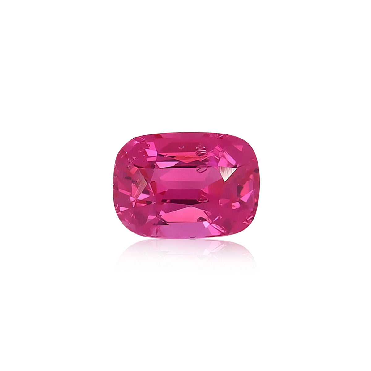 Une pierre précieuse Spinelle Mahenge taille coussin vibrante de Nascendi Paris d'un poids de 2,67 ct reflète la lumière, mettant en valeur sa couleur rose intense sur un fond blanc uni.