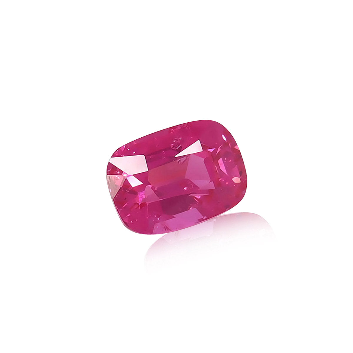 Le vibrant Spinelle Mahenge de 2,67 ct de Nascendi Paris présente une taille coussin rectangulaire avec de multiples facettes et des coins légèrement arrondis, élégamment présenté sur un fond blanc uni.
