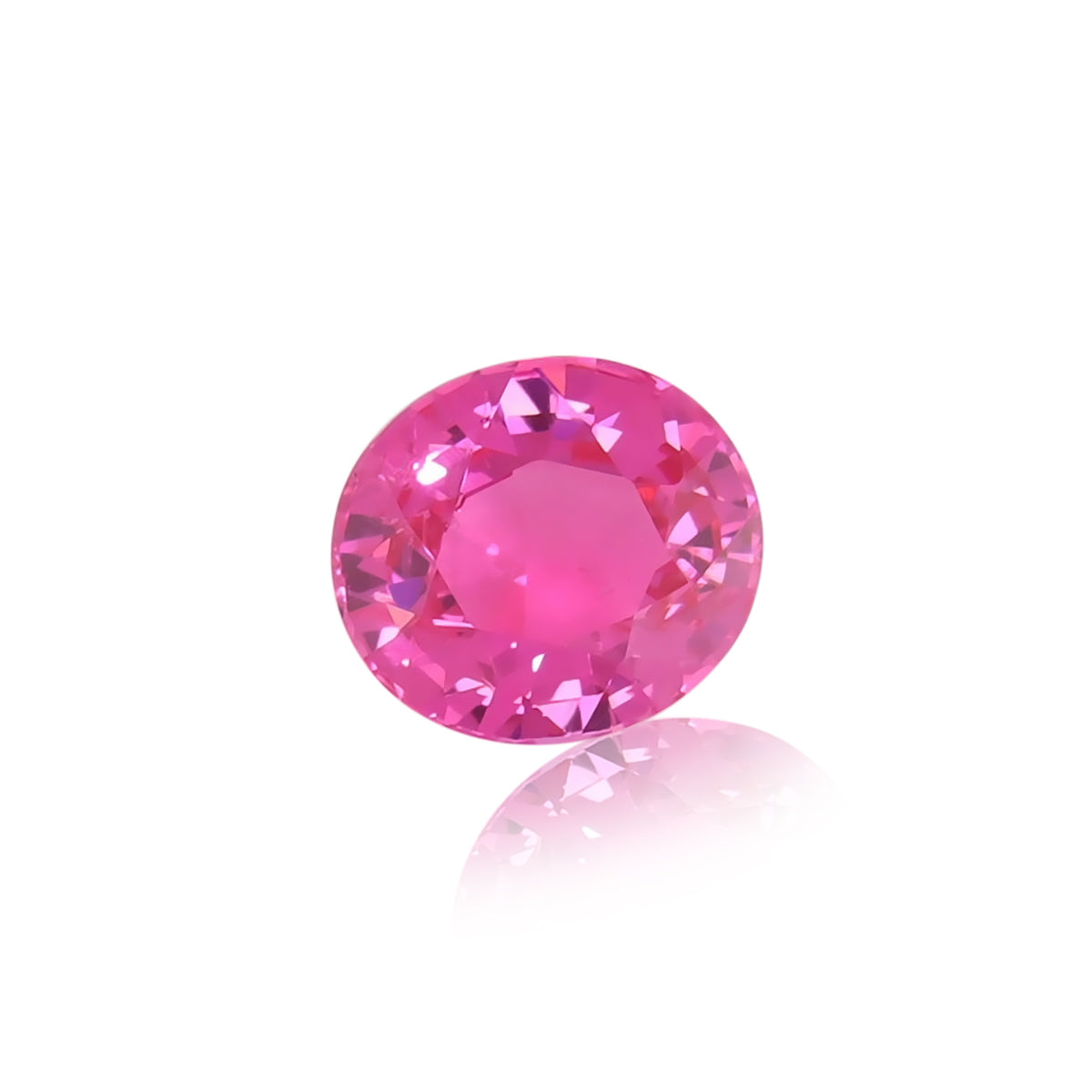 Le Spinelle Mahenge de 1,6 carat de Nascendi Paris, une pierre précieuse taille ronde brillante aux multiples facettes, reflète magnifiquement la lumière sur un fond blanc. Sa teinte rose vibrante et sa clarté subliment son éclat, projetant un reflet subtil en dessous : un véritable joyau unique de la nature.