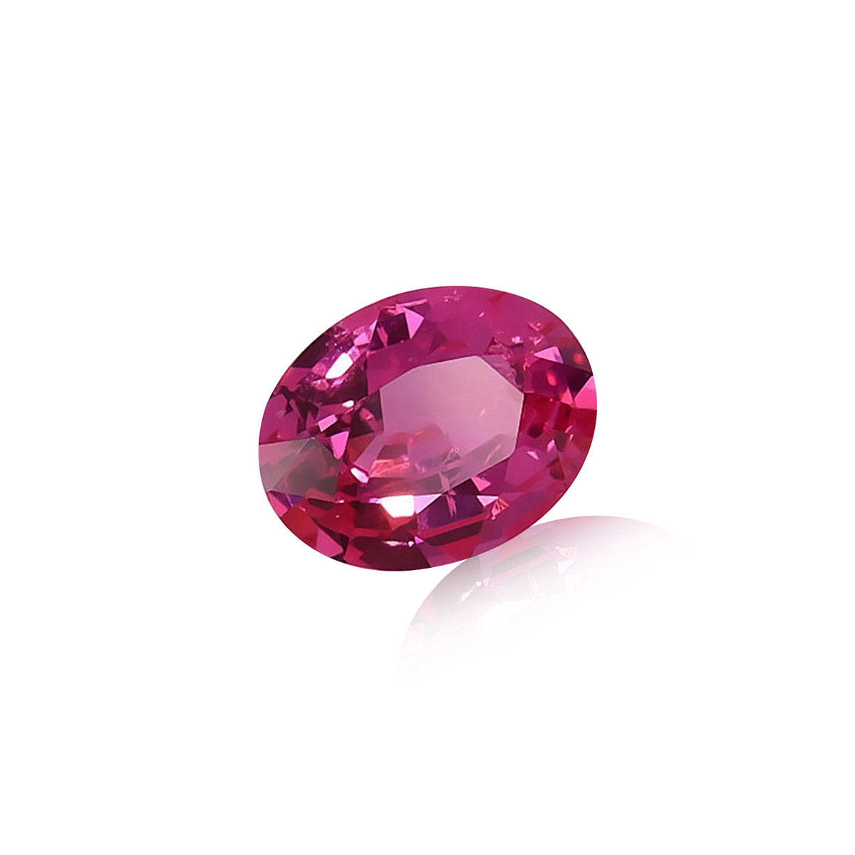 Un Spinelle Mahenge poli, taille ovale, de 1,59 ct de Nascendi Paris, avec des facettes réfléchissantes et des teintes vibrantes, serti sur un fond blanc, mettant en valeur sa surface brillante comme une véritable pierre précieuse.