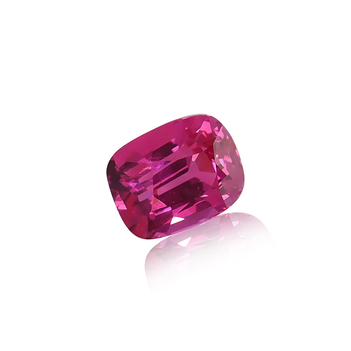 Présentée sur un fond blanc uni, la Spinelle Mahenge • 2,03ct de Nascendi Paris présente une forme taille coussin avec de multiples facettes qui reflètent la lumière pour un effet chatoyant.