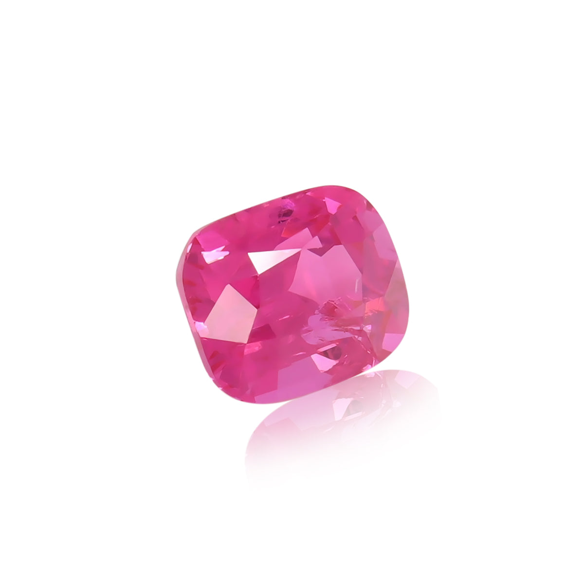 Le Spinelle Mahenge de 2,65 ct de Nascendi Paris, une pierre précieuse rare taille coussin, présente des facettes accrocheuses et une surface réfléchissante sur un fond blanc uni, avec sa couleur rose vibrante captivant le regard sans effort.