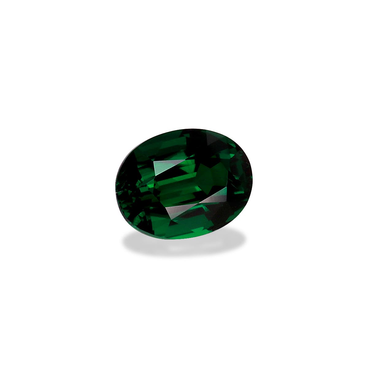 Une pierre précieuse Tourmaline Chrome polie, taille ovale (1,63 ct) de Bonnot Paris, reflétant la lumière avec ses facettes vert foncé sur fond blanc.