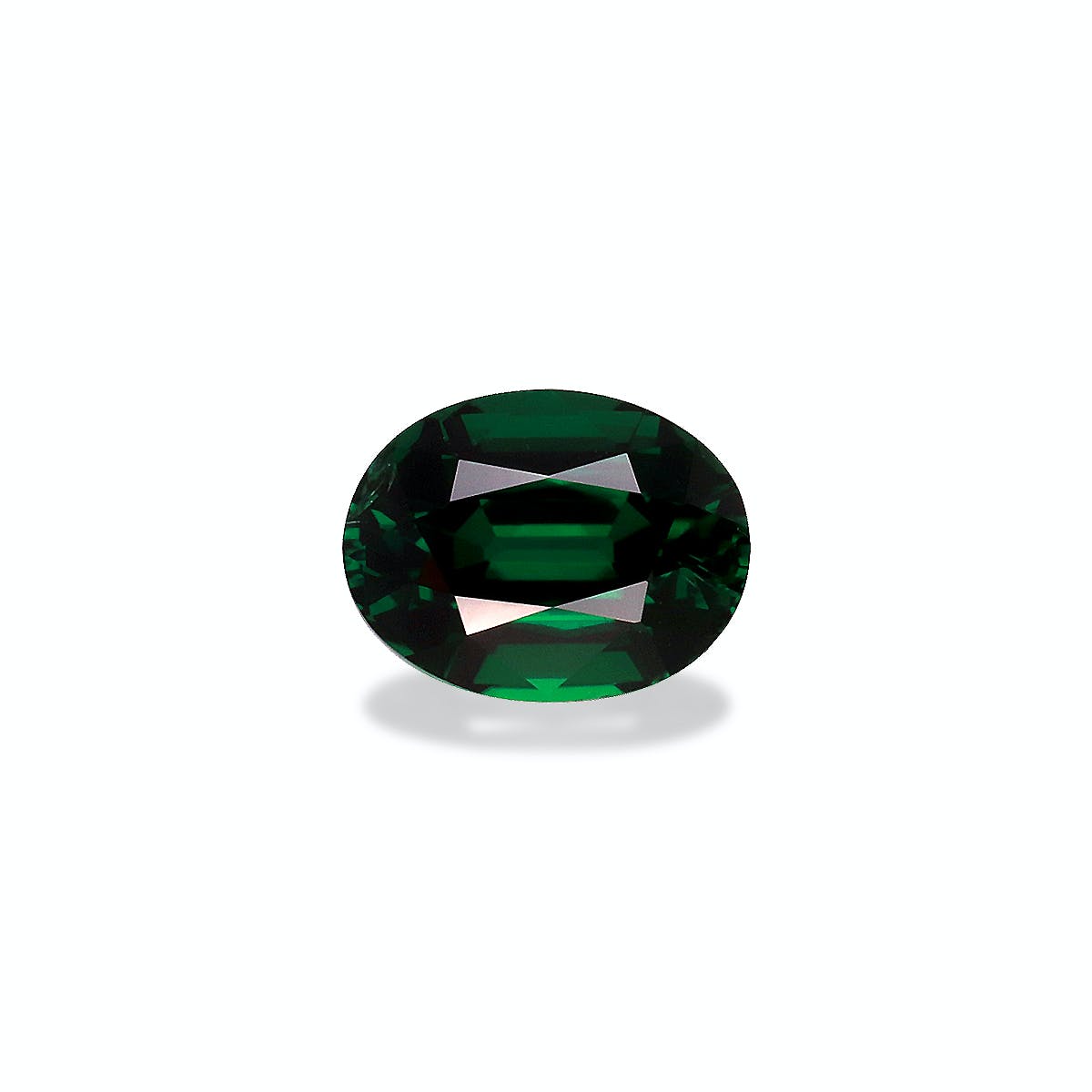 Une tourmaline chrome ovale vert foncé de 1,63 carat, signée Bonnot Paris, présentée sur un fond blanc uni avec une ombre douce. Sa surface facettée symétrique reflète la lumière sur ses bords polis.