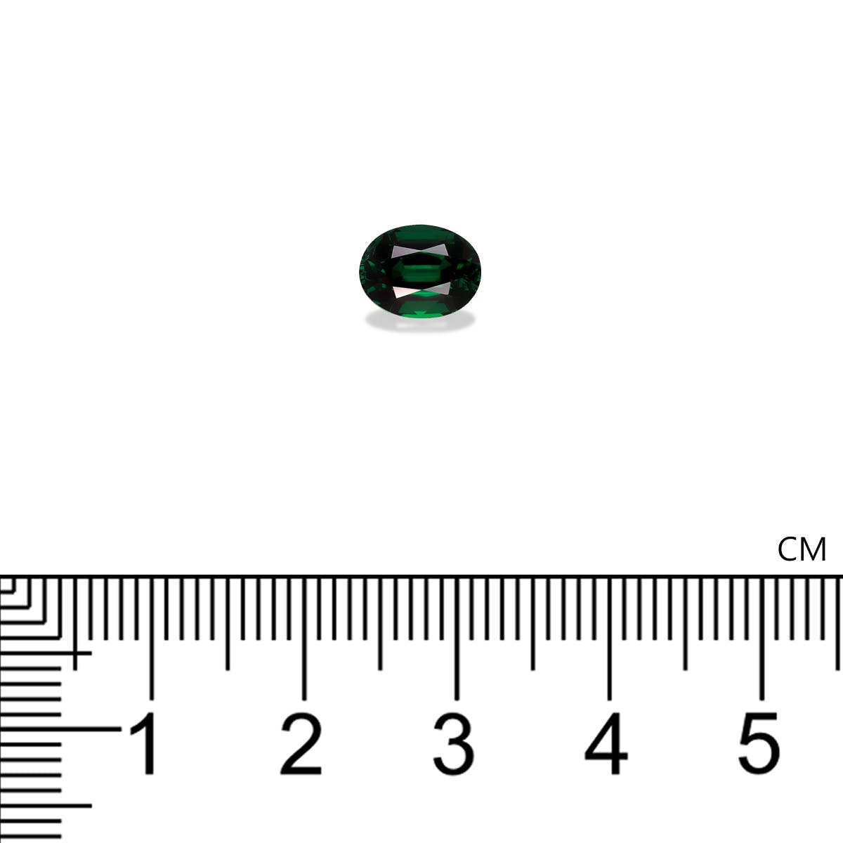 La Tourmaline Chrome Bonnot Paris, une petite pierre vert foncé de taille ovale pesant 1,63 ct, est sertie sur un fond blanc. En dessous, une règle graduée en cm et en mm indique sa longueur, légèrement supérieure à 1 cm.