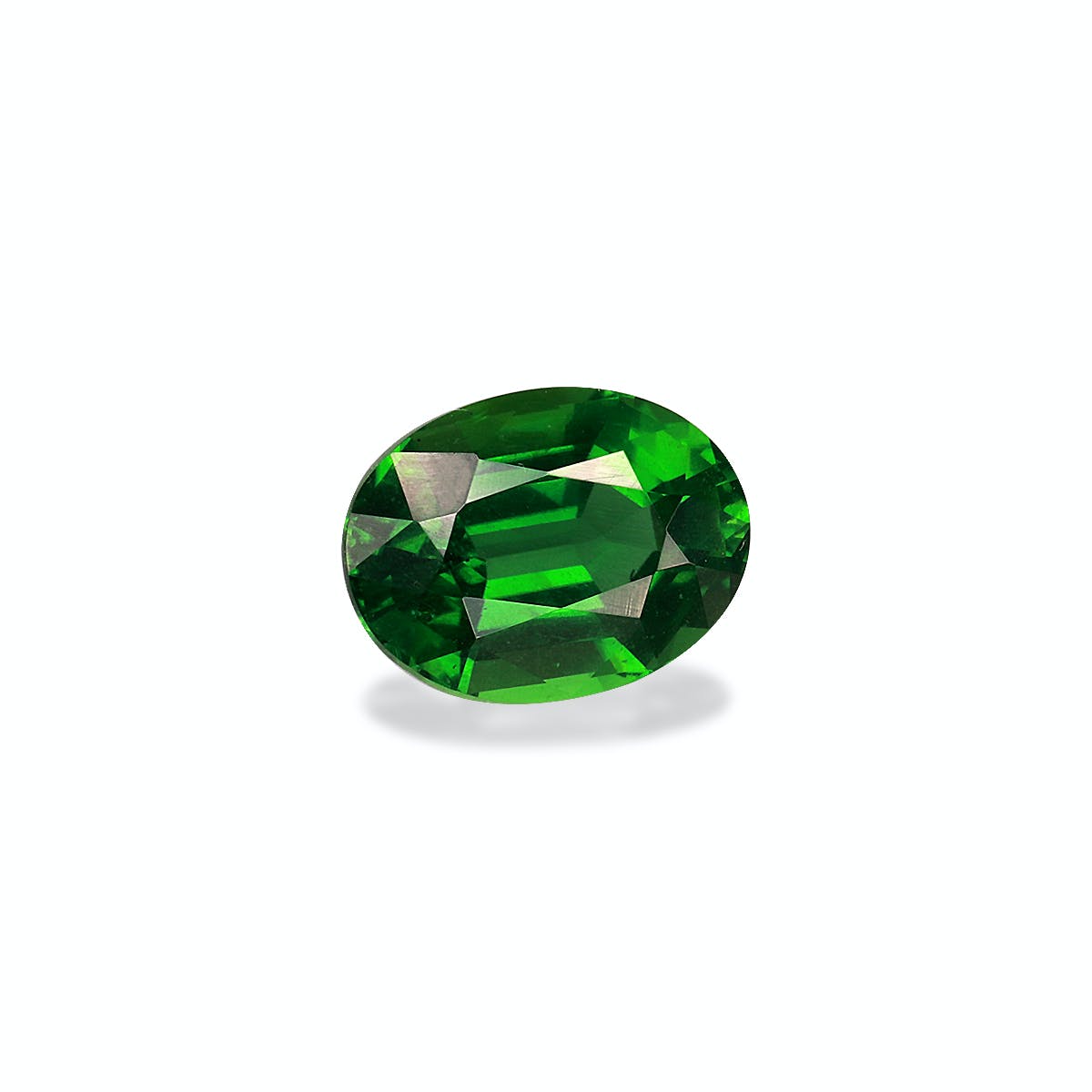 La Tourmaline Chrome Bonnot Paris 1,47 ct, une pierre précieuse verte de taille ovale, reflète élégamment différentes nuances de vert sur un fond blanc.