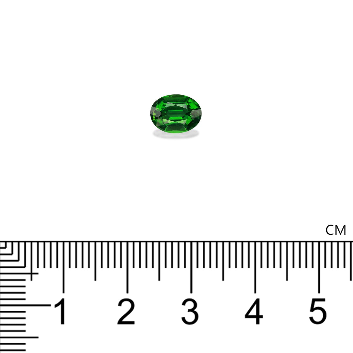 Une petite pierre précieuse de tourmaline chrome verte de forme ovale de Bonnot Paris repose sur un fond blanc au-dessus d'une règle en centimètres, indiquant que la pierre précieuse mesure environ 0,7 cm de long.