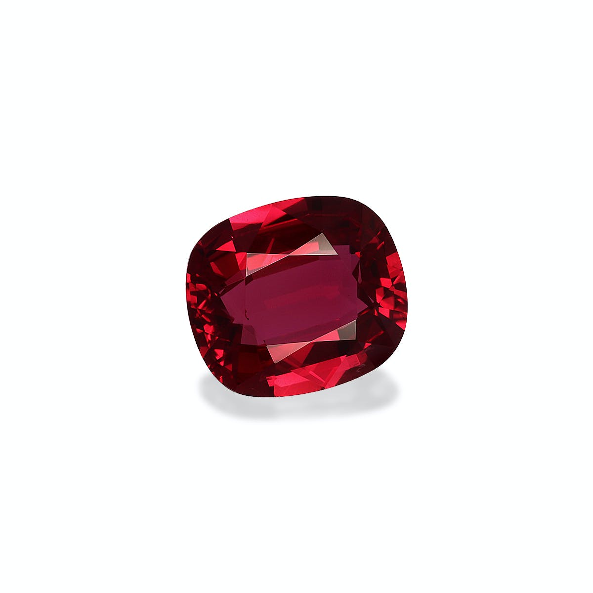 Le Rubis du Mozambique · 2,57 ct de Bonnot Paris, une pierre précieuse taille coussin facettée, présente des teintes rouges profondes et une clarté exceptionnelle sur un fond blanc uni.