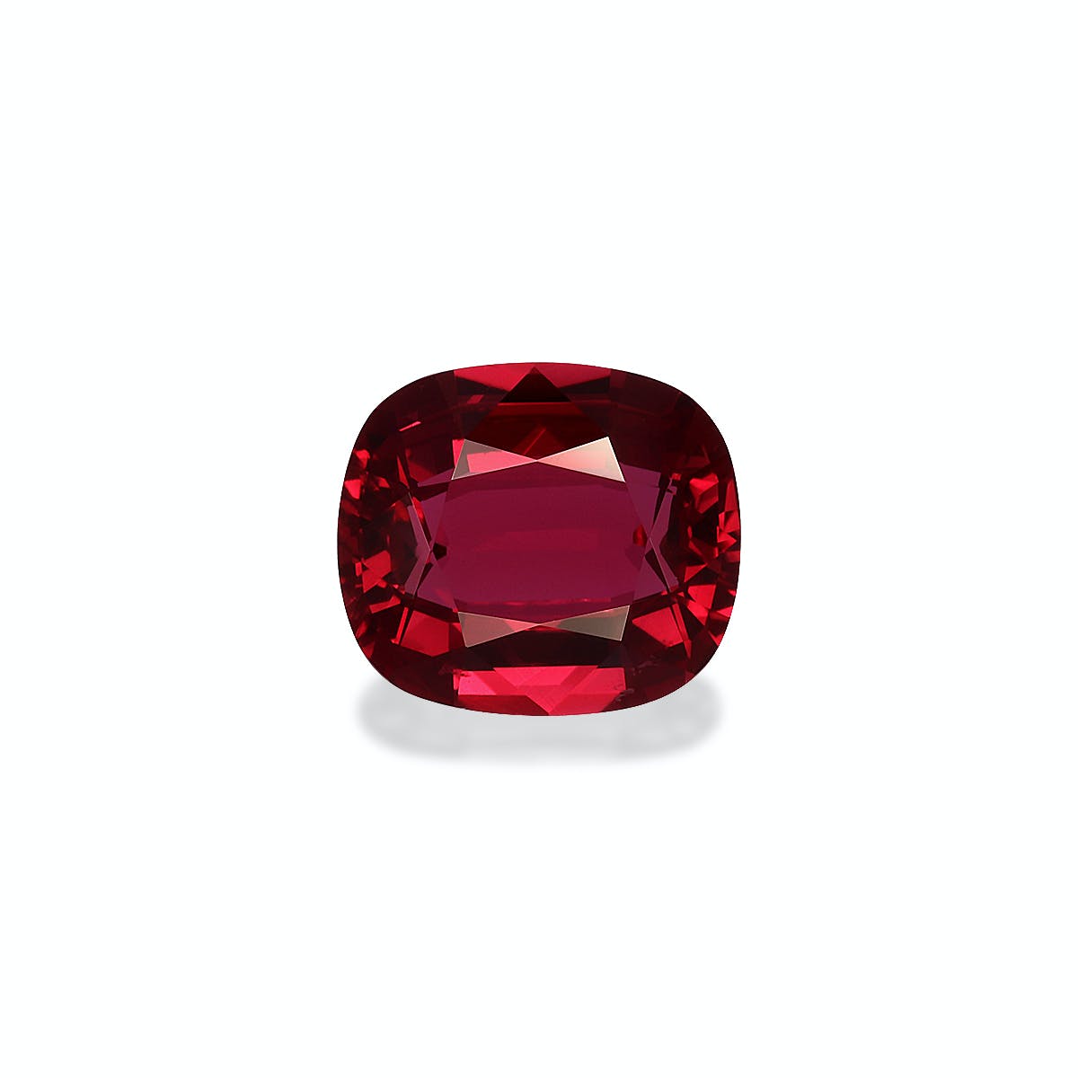 Le Rubis du Mozambique, une pierre précieuse taille ovale de 2,57 ct de Bonnot Paris, présente une surface brillante et des facettes rouges vives qui brillent sur un fond gris clair, rehaussant sa riche teinte cramoisie.