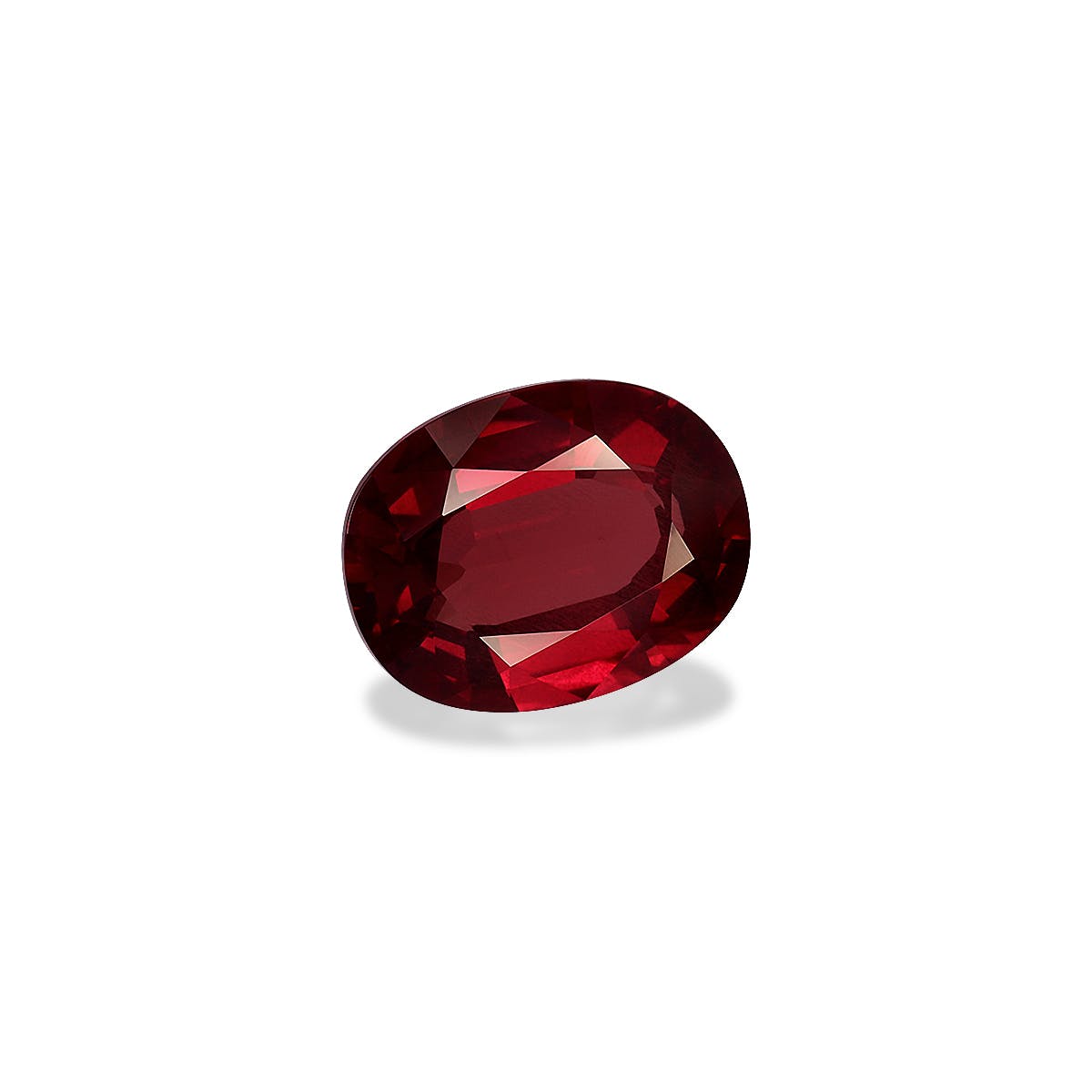 Le Rubis du Mozambique Bonnot Paris, une pierre précieuse de forme ovale pesant 2,59 carats, présente une couleur rouge profond avec des surfaces facettées et une finition brillante sur un fond neutre avec une ombre subtile.