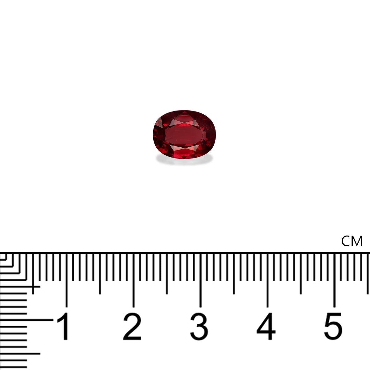Le Rubis du Mozambique de Bonnot Paris, pesant 2,59 carats, est une pierre précieuse ovale rouge présentée sur un fond blanc à côté d'une règle centimétrique noire et blanche, indiquant sa longueur d'environ 1 cm.
