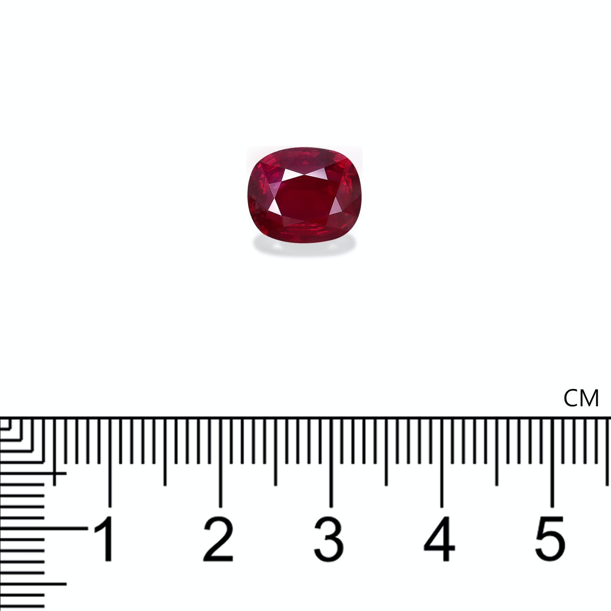 Un petit Rubis du Mozambique ovale de 5 carats de Bonnot Paris est posé sur un fond blanc. Une règle graduée sous la pierre précieuse indique qu'elle mesure environ 1,5 centimètre de long.