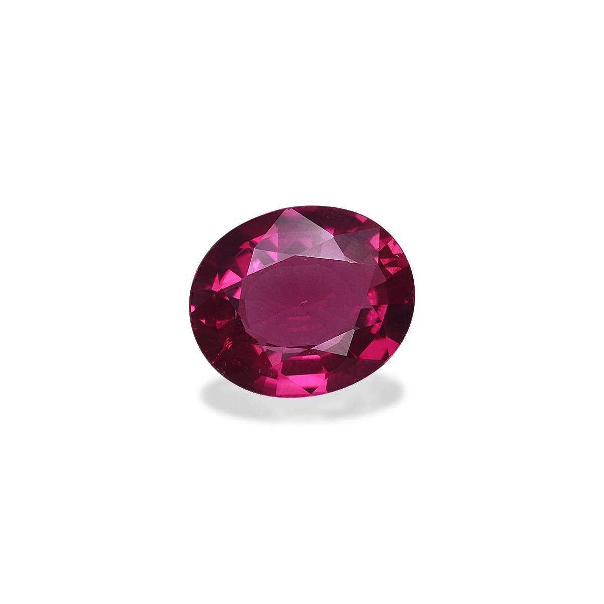Une Tourmaline Cuprifère de 2,06 carats de Bonnot Paris, de forme ovale polie et de teinte rouge foncé, présentée sur un fond blanc pour mettre en valeur ses facettes et sa couleur vibrante.